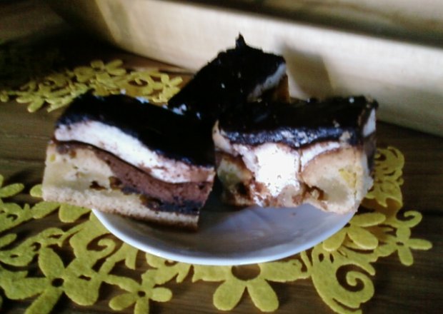 Fotografia przedstawiająca Czarno-białe ciasto z masą.