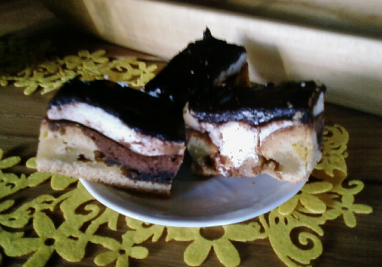 Czarno-białe ciasto z masą. foto