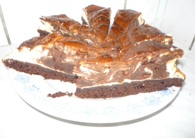 Fotografia przedstawiająca Czarnobiałe ciasto