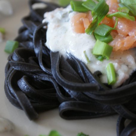 Krok 4 - Czarny makaron w białym sosie z łososiem foto