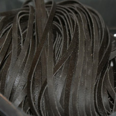 Krok 1 - Czarny makaron w białym sosie z łososiem foto