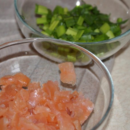 Krok 2 - Czarny makaron w białym sosie z łososiem foto