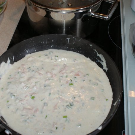 Krok 3 - Czarny makaron w białym sosie z łososiem foto