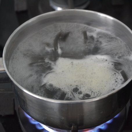 Krok 1 - czarny makaron z pieczonym boczkiem i parmezanem foto