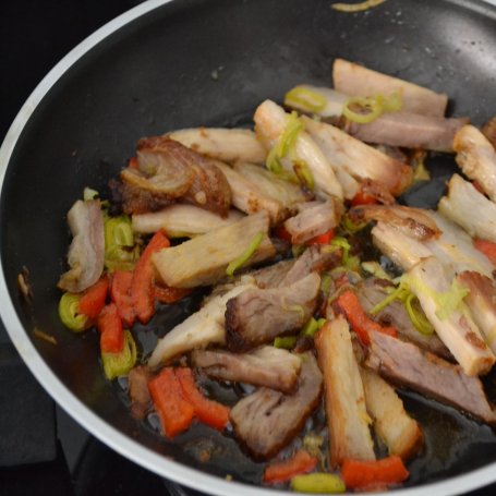 Krok 2 - czarny makaron z pieczonym boczkiem i parmezanem foto