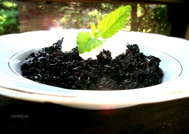 Fotografia przedstawiająca czarny ryż z żurawiną na słodko