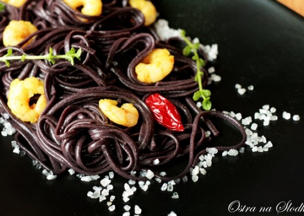 Fotografia przedstawiająca Czarny ryżowy makaron z szafranowymi krewetkami na ostro