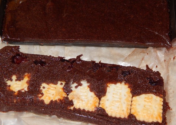 Fotografia przedstawiająca Czekolada cynamonowa z żurawiną i ciasteczkami maślanymi