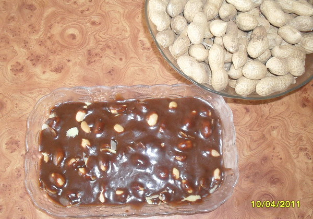 Czekolada z orzechami i migdałami foto