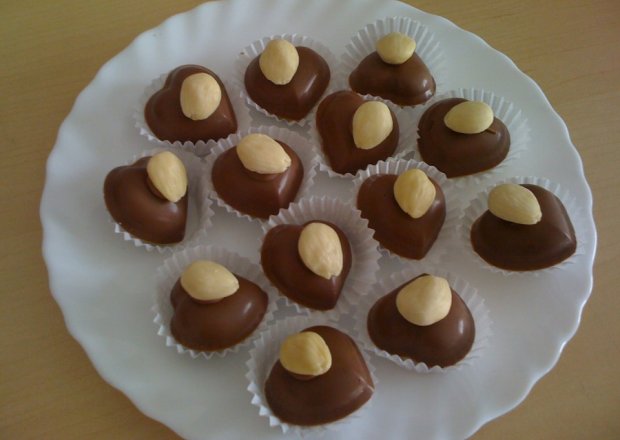 Fotografia przedstawiająca Czekoladki - czekoladowe serduszka z migdałem