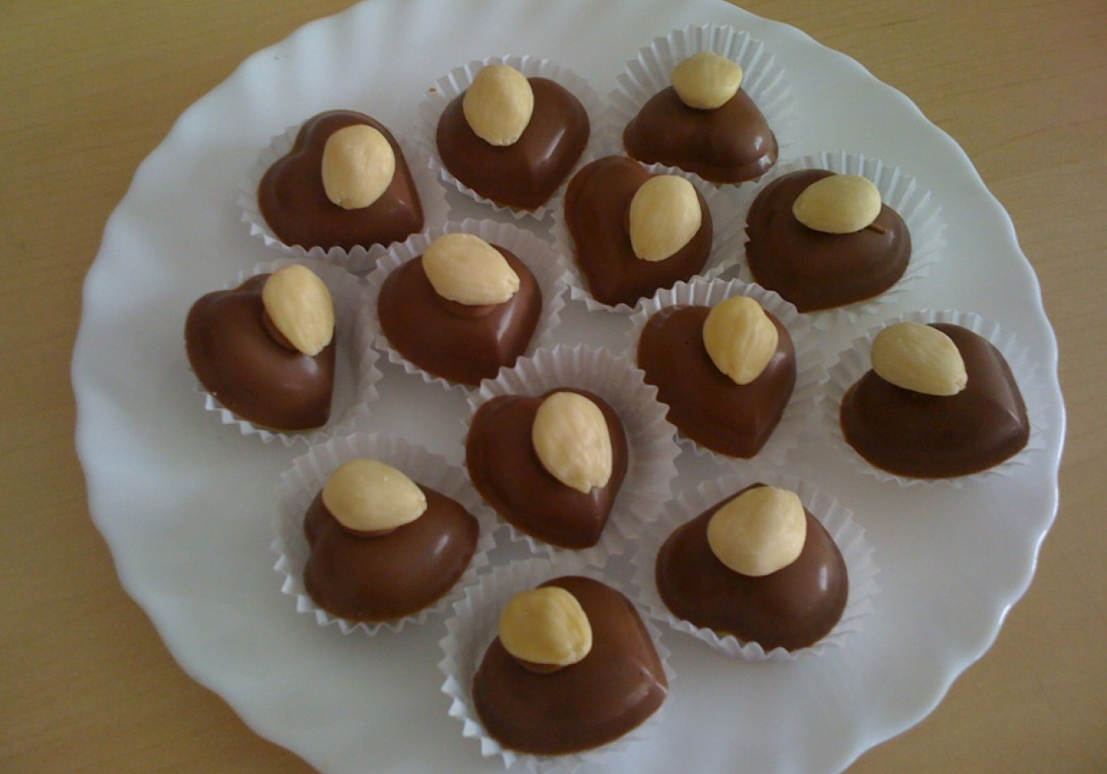 Czekoladki - czekoladowe serduszka z migdałem foto