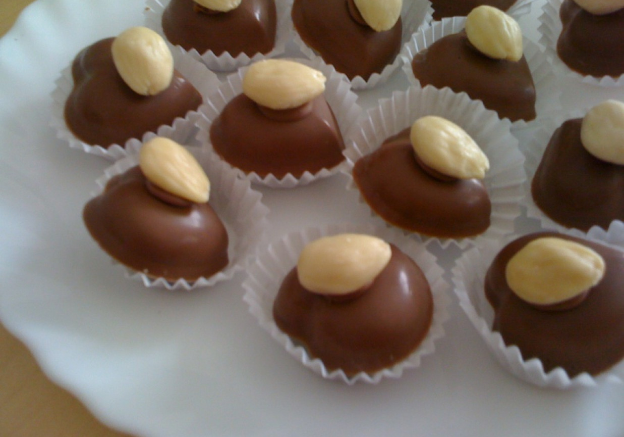 Czekoladki - czekoladowe serduszka z migdałem foto