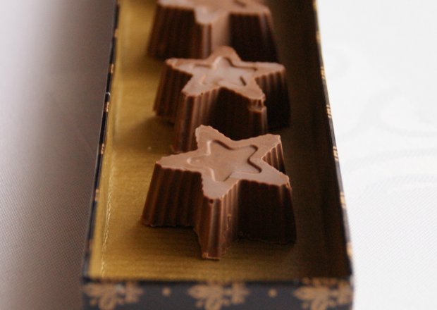 Fotografia przedstawiająca czekoladki mocno orzechowe