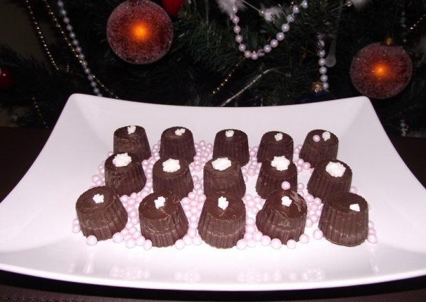 Fotografia przedstawiająca czekoladki z pstacjami