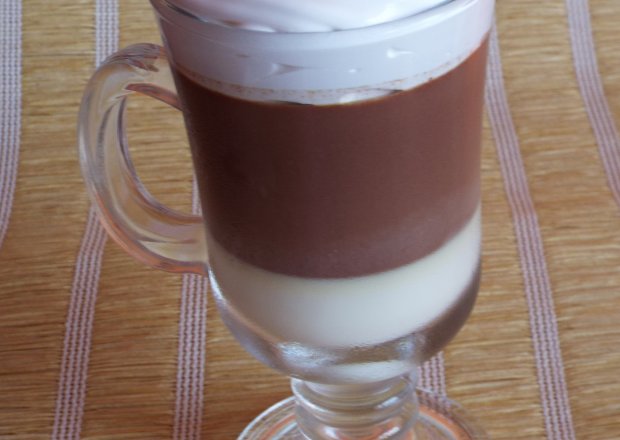 Fotografia przedstawiająca Czekoladowa galaretka w formie latte macchiato