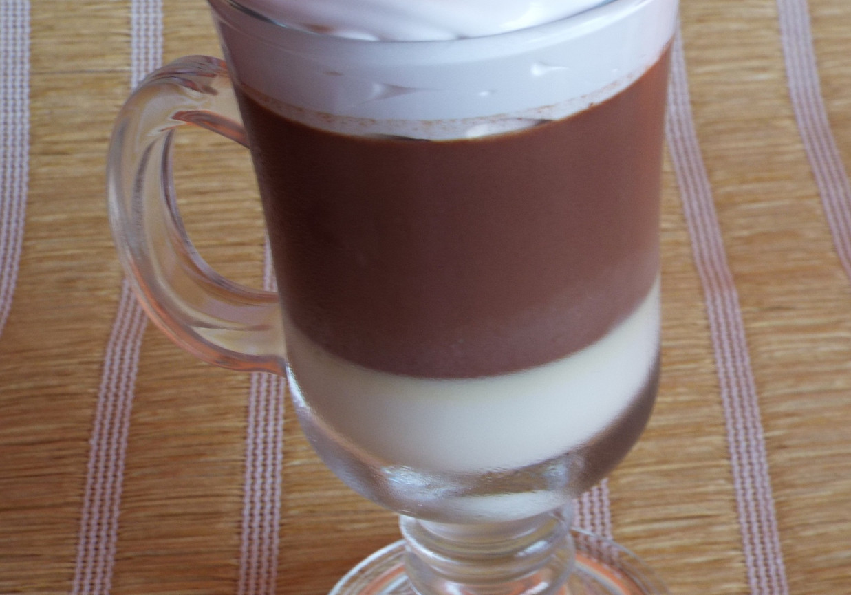 Czekoladowa galaretka w formie latte macchiato foto