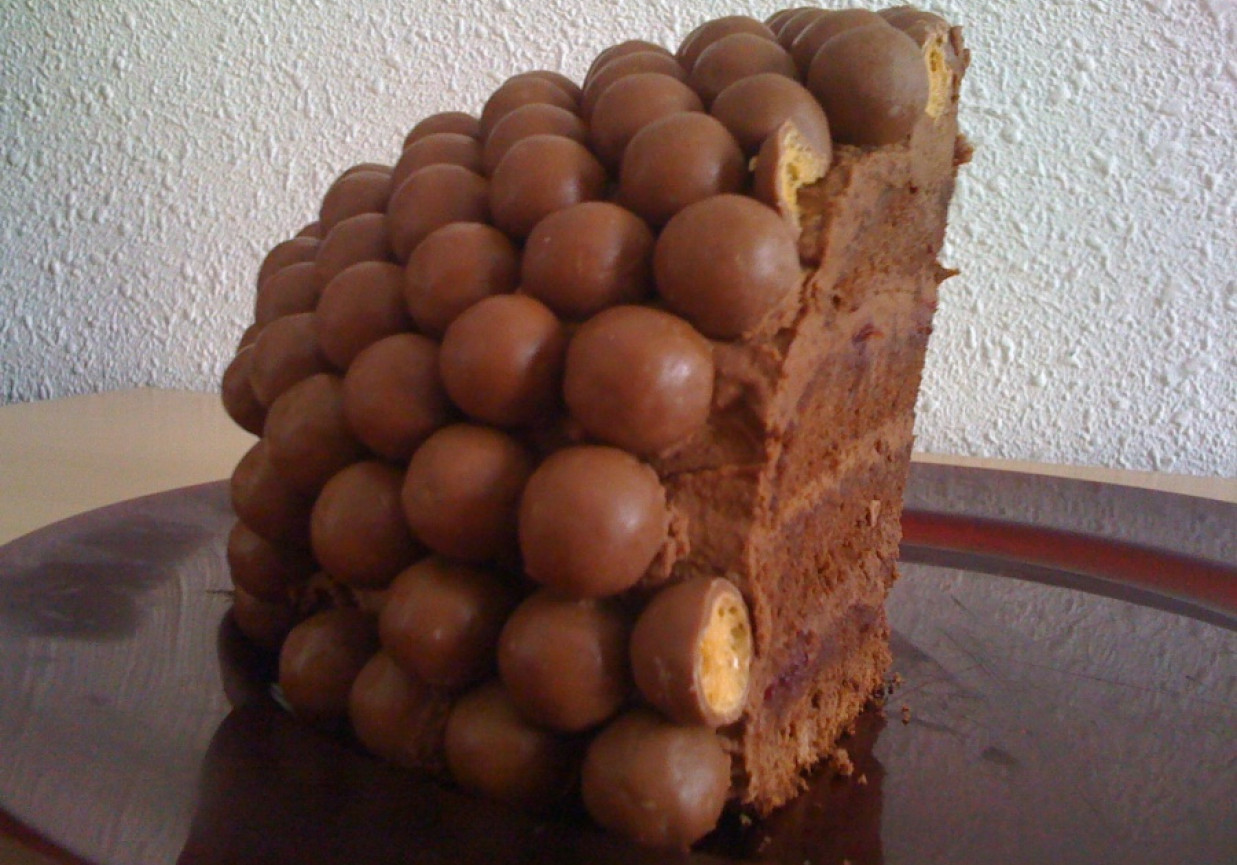 Czekoladowa kula z ciasteczkami typu Maltesers foto