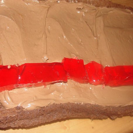 Krok 3 - Czekoladowa rolada z kremem czekoladowym i galaretką foto