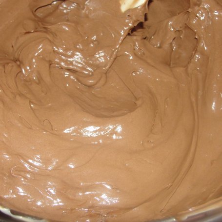 Krok 2 - Czekoladowa rolada z kremem czekoladowym i galaretką foto