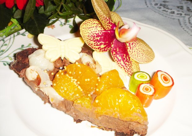 Fotografia przedstawiająca Czekoladowa tarta z mandarynkami i liczi