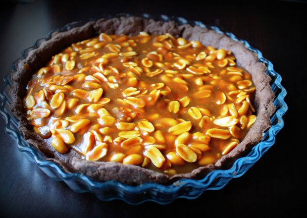 Fotografia przedstawiająca Czekoladowa tarta z orzeszkami w karmelu