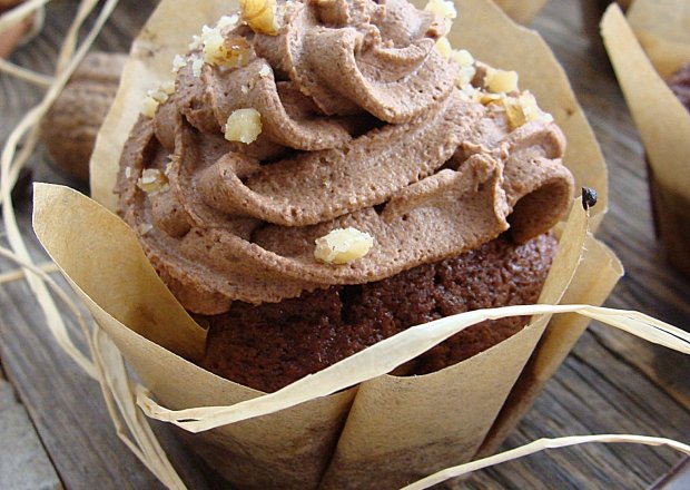 Fotografia przedstawiająca Czekoladowe babeczki z colą i kremem z gorzkiej czekolady