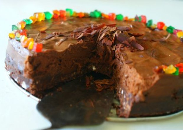Fotografia przedstawiająca czekoladowe ciasto bez pieczenia