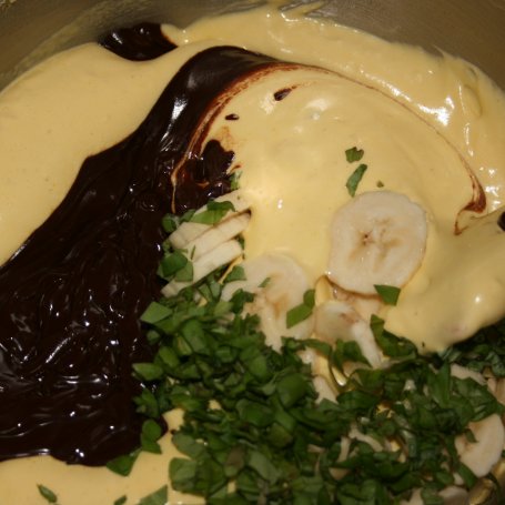 Krok 3 - Czekoladowe ciasto z bananem i bazylią foto