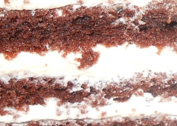 Fotografia przedstawiająca czekoladowe ciasto z bitą śmietaną