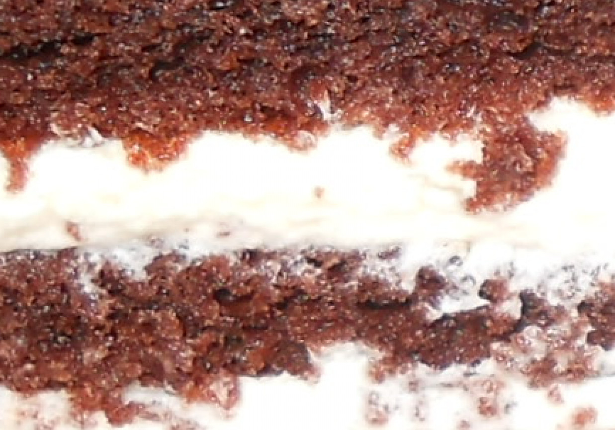 czekoladowe ciasto z bitą śmietaną foto
