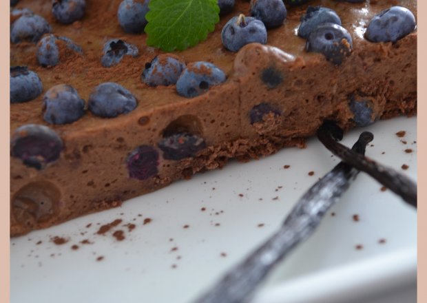 Fotografia przedstawiająca czekoladowe ciasto z borówka i wanilią
