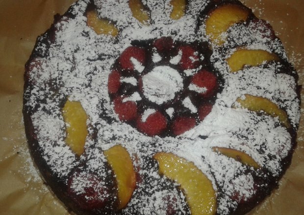 Fotografia przedstawiająca Czekoladowe ciasto z brzoskwinią i truskawkami