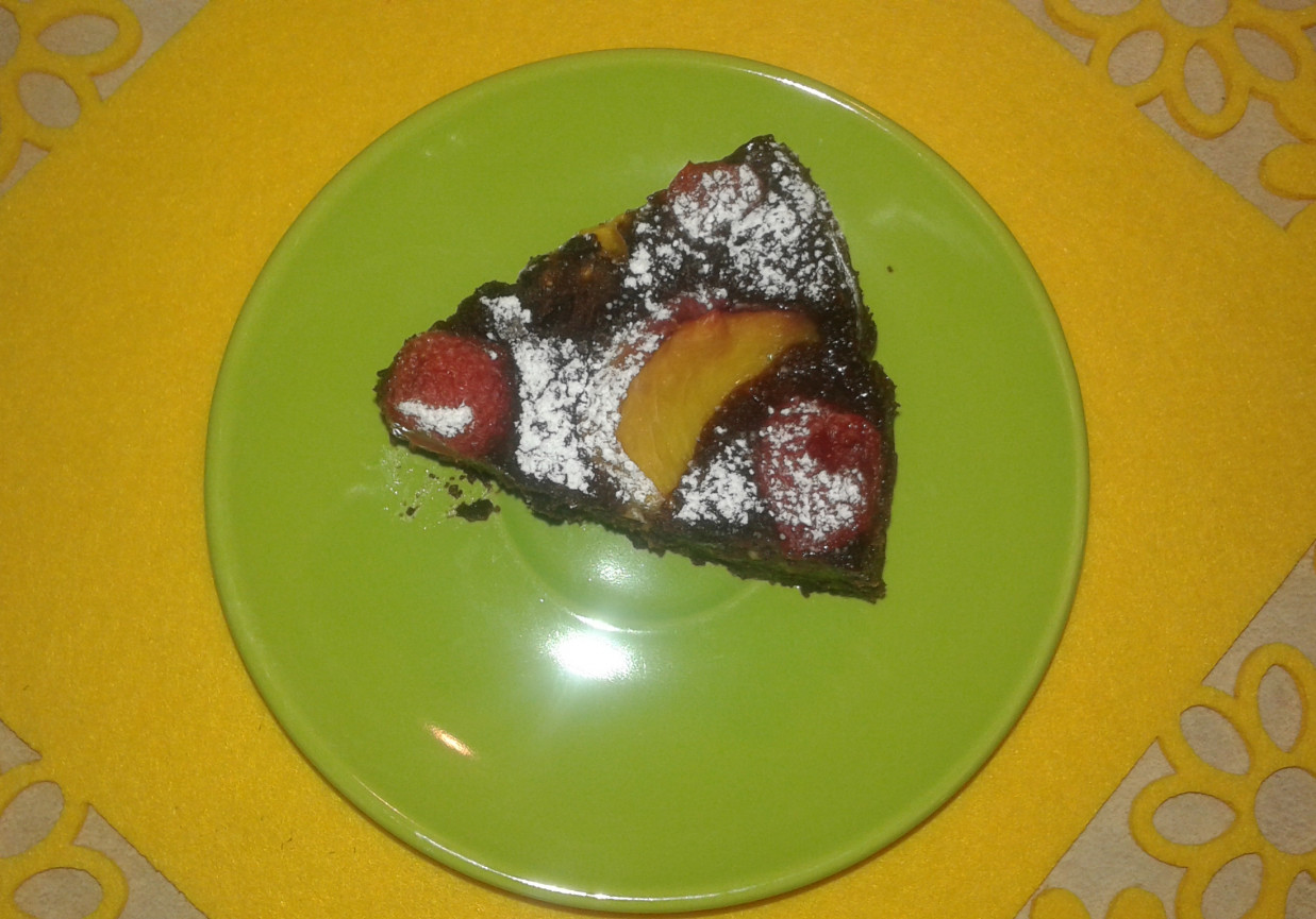 Czekoladowe ciasto z brzoskwinią i truskawkami foto