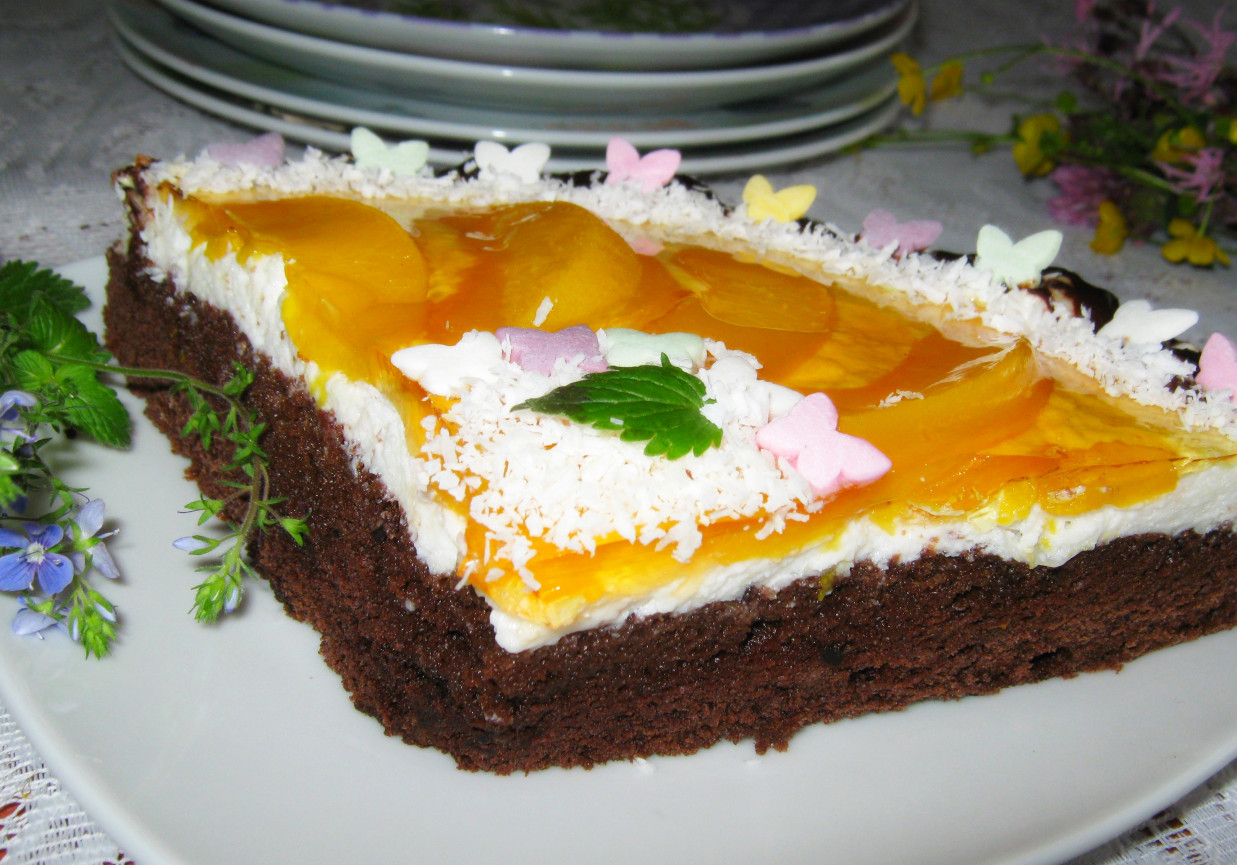 Czekoladowe ciasto z brzoskwiniami foto