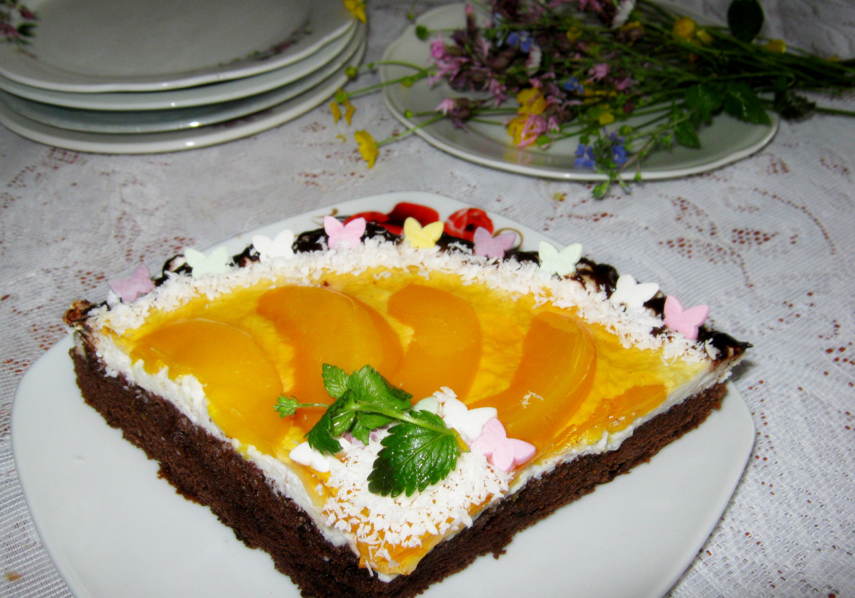 Czekoladowe ciasto z brzoskwiniami foto