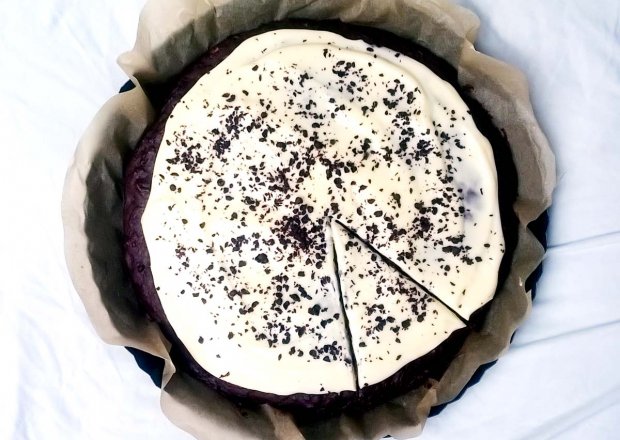 Fotografia przedstawiająca czekoladowe ciasto z burakami