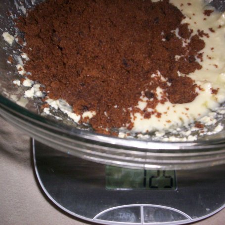 Krok 3 - Czekoladowe ciasto z cukinią. foto