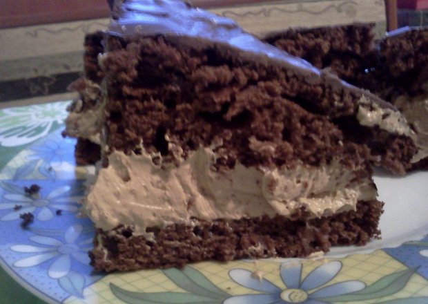 Fotografia przedstawiająca czekoladowe ciasto z kremem krówkowym