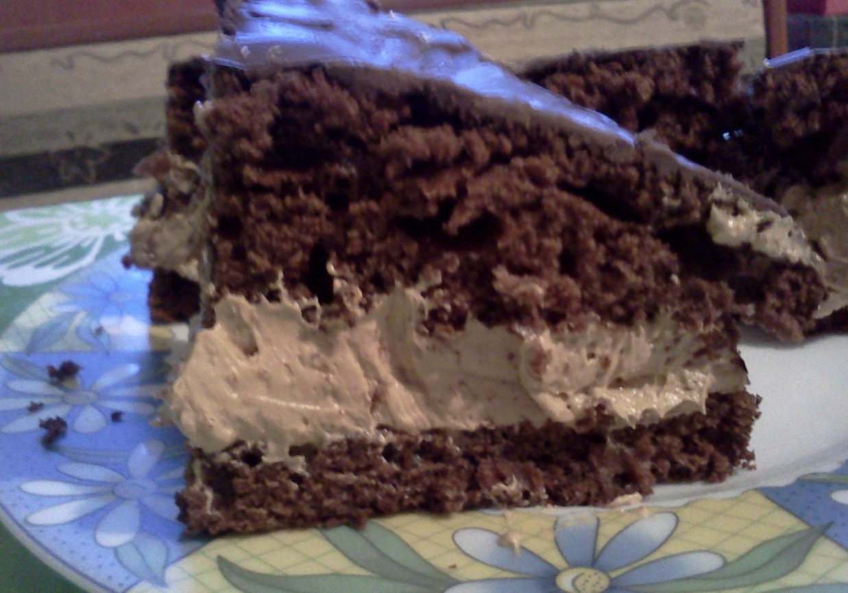 czekoladowe ciasto z kremem krówkowym foto