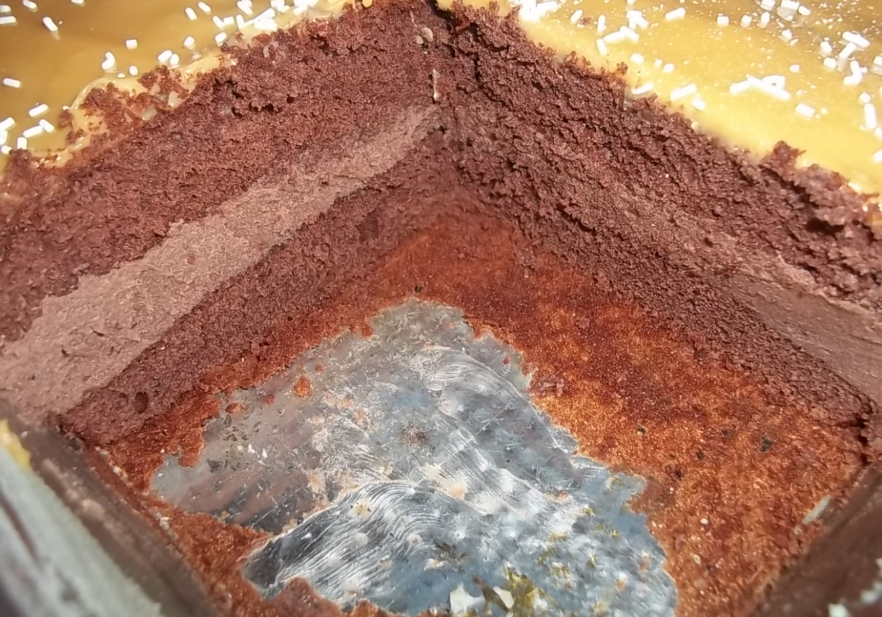 Czekoladowe ciasto z kremem foto