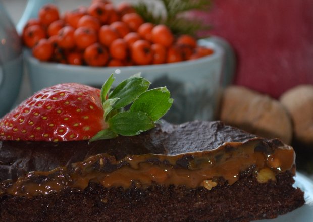 Fotografia przedstawiająca czekoladowe ciasto z masą krówkową
