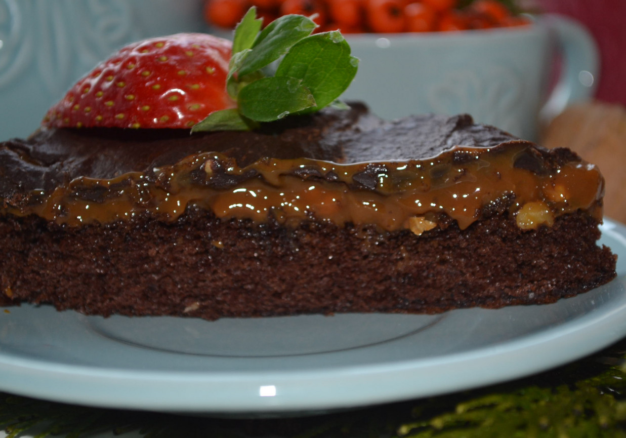 czekoladowe ciasto z masą krówkową foto