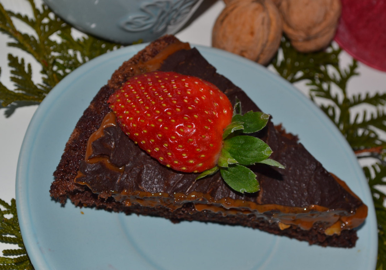 czekoladowe ciasto z masą krówkową foto