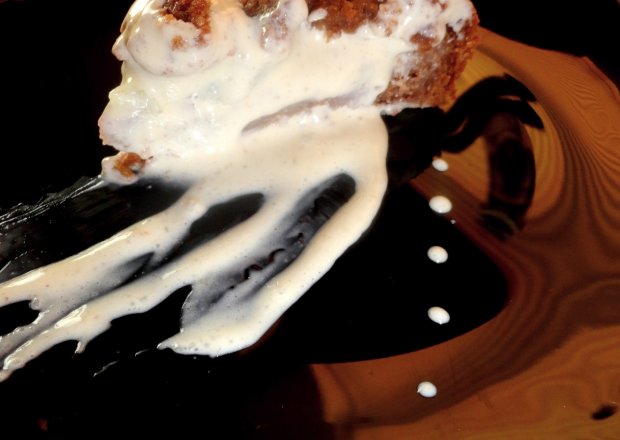 Fotografia przedstawiająca Czekoladowe ciasto z masą mleczną i kiwi