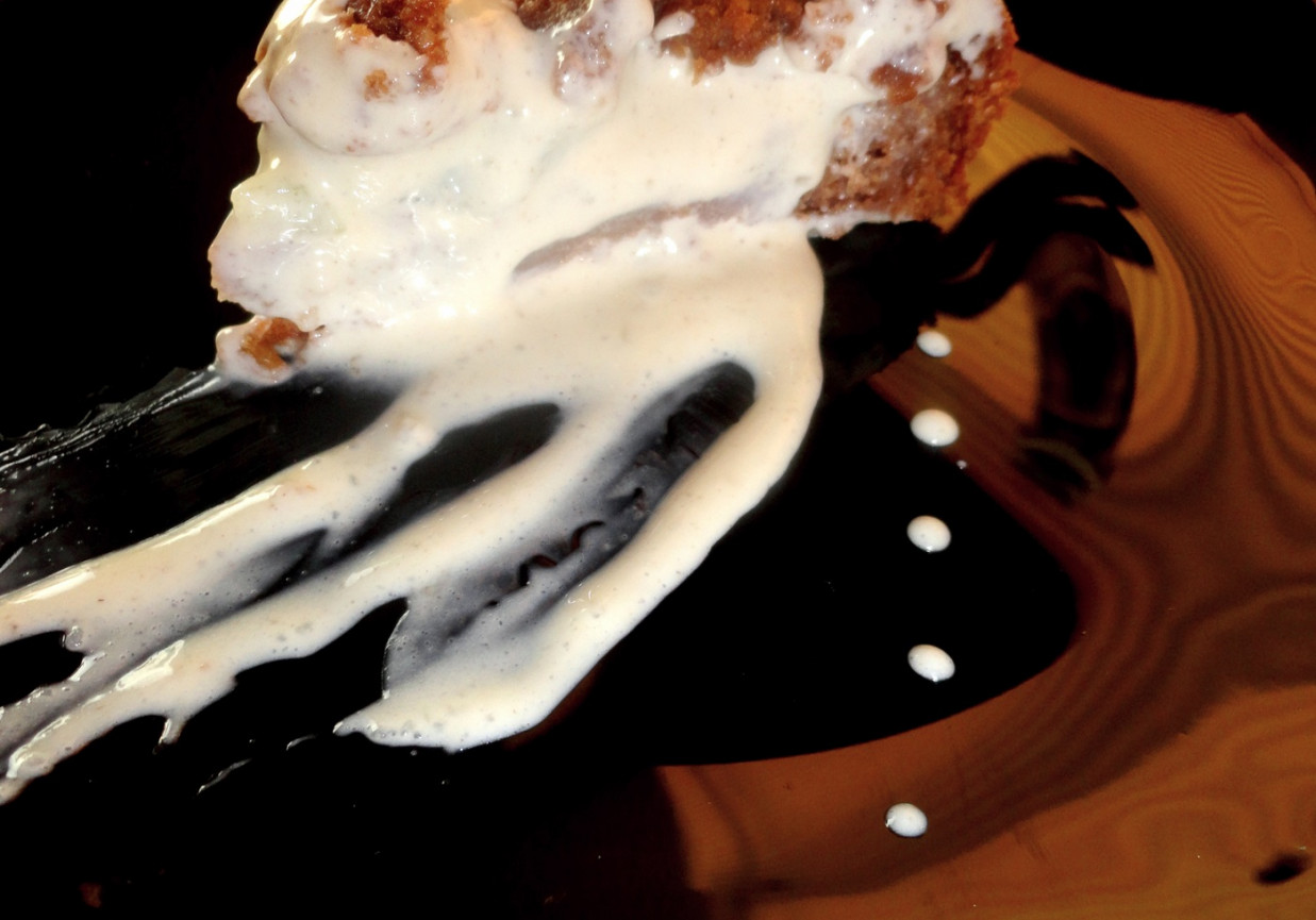 Czekoladowe ciasto z masą mleczną i kiwi foto