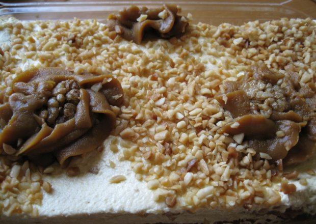 Fotografia przedstawiająca czekoladowe ciasto z orzechami włoskimi