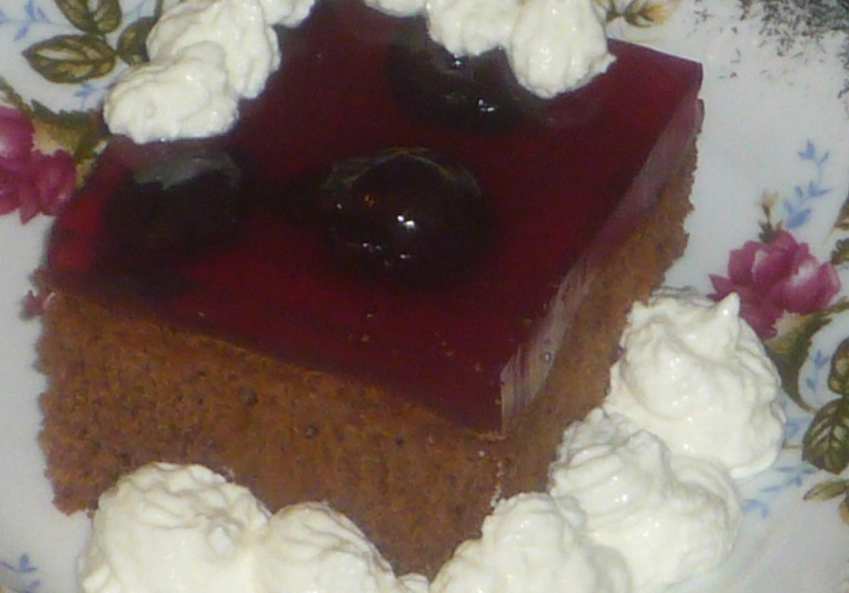 Czekoladowe ciasto z owocową nutą foto