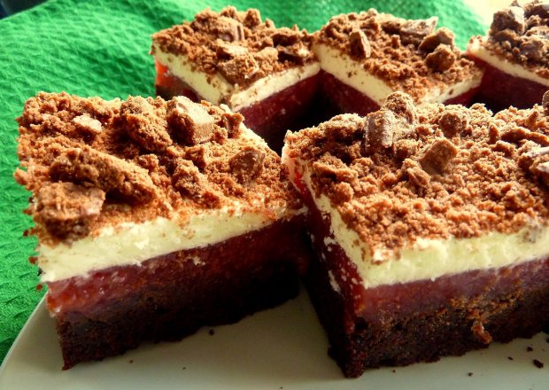 Fotografia przedstawiająca Czekoladowe ciasto z truskawkami
