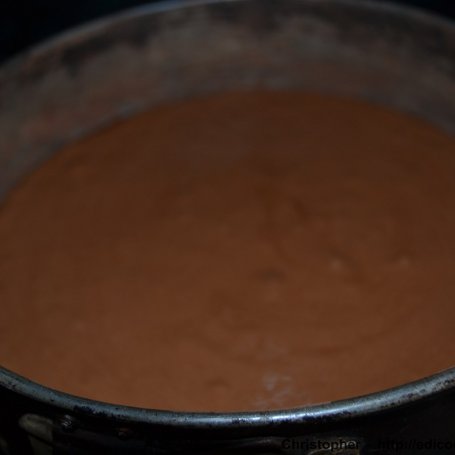 Krok 15 - Czekoladowe ciasto z truskawkowym musem. foto