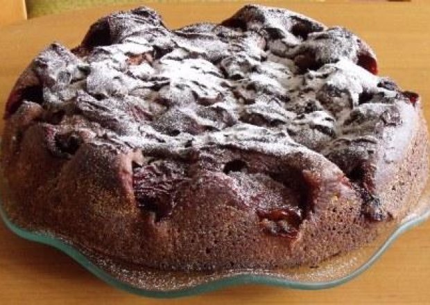 Fotografia przedstawiająca Czekoladowe ciasto ze śliwkami